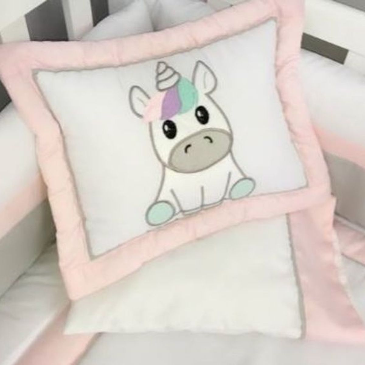 GENERICO - Set De Cuna  -  Diseño Bordado Unicornio bebe - Blanco