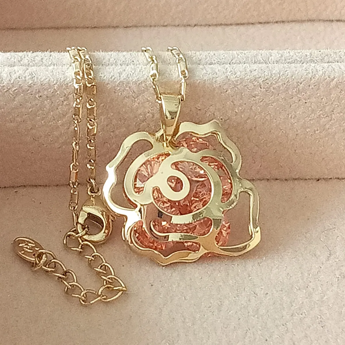 LUCYANA JOYAS Y ACCESORIOS - Collar para Mujer de Rosa Bañado en Oro Amarillo - JOYAS LUCYANA