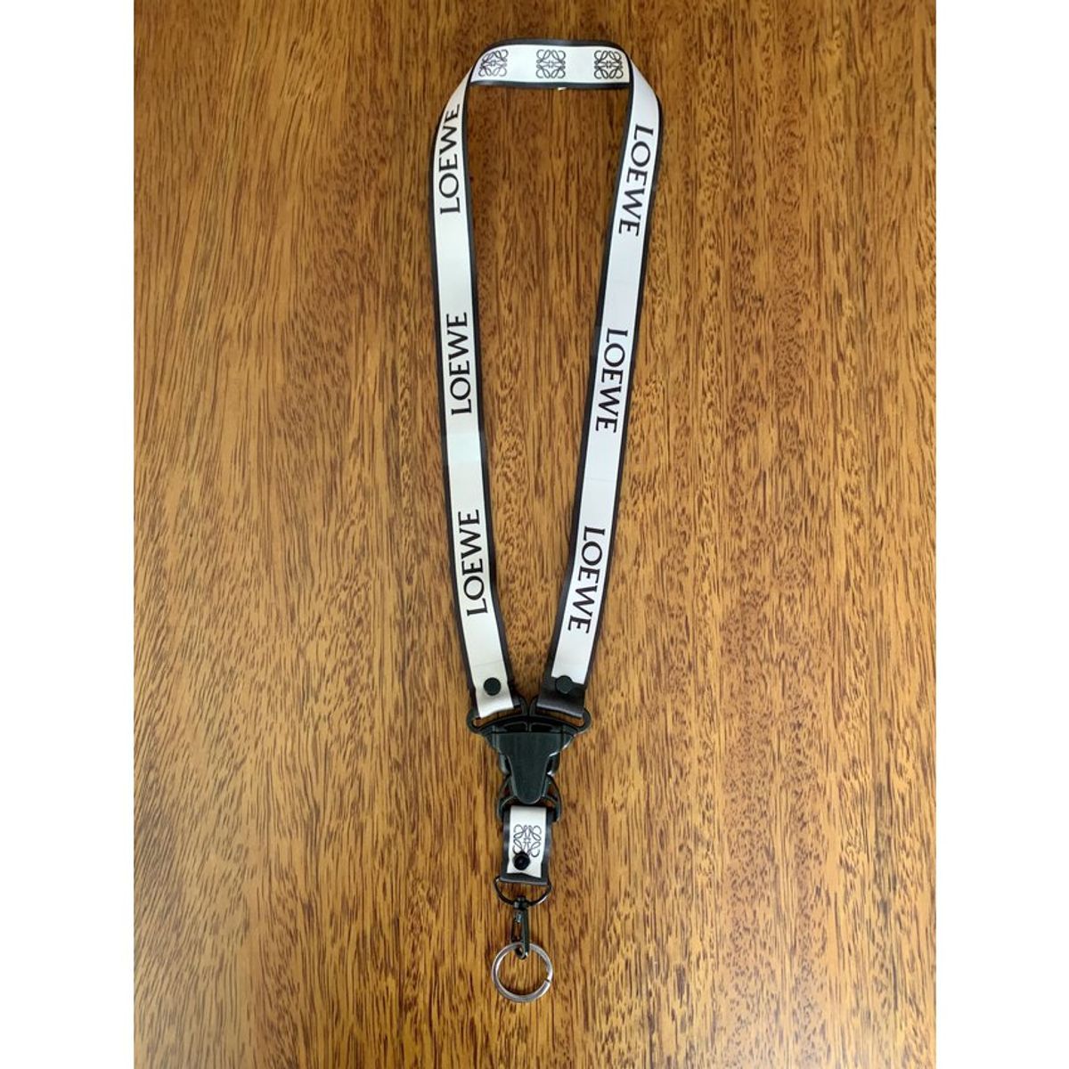 GENERICO - Llavero Loewe Lanyard Pita Colgador de Llaves Dorado Bajo