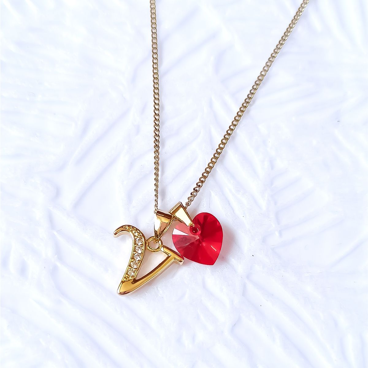 SIFRAH SHOP - Collar Dorado Inicial V para Mujer con Cristal Corazón Rojo - Regalo Romántico Personalizado