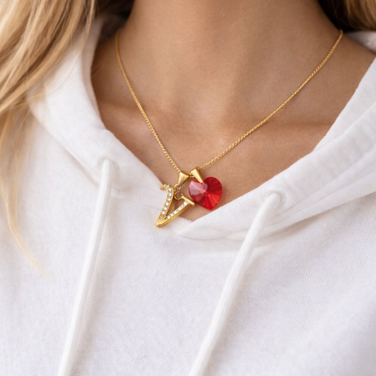 SIFRAH SHOP - Collar Dorado Inicial V para Mujer con Cristal Corazón Rojo - Regalo Romántico Personalizado