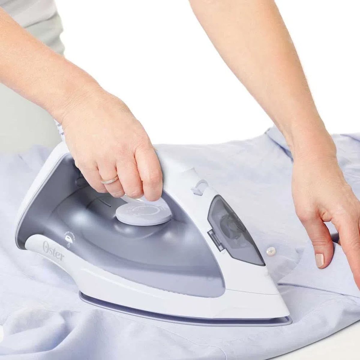 OSTER - Plancha Ligera a Vapor Oster con Base Antiadherente