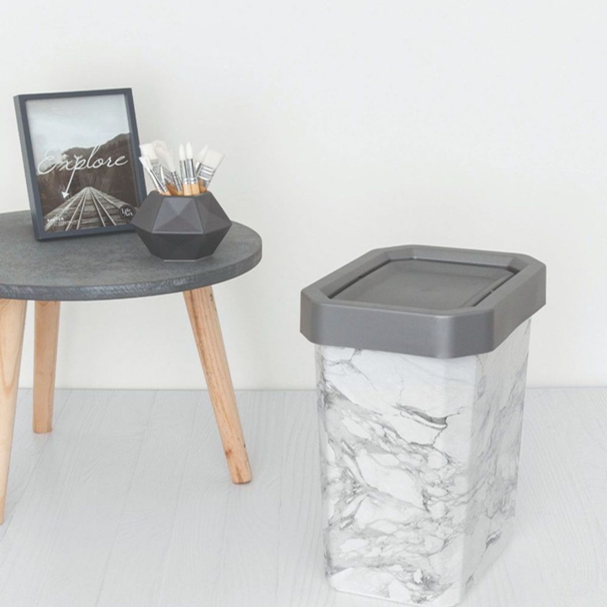 DISA SOLUCIONES ECOEFICIENTES - PAPELERA VAIVEN DECOBIN 26 LTS MARMOL