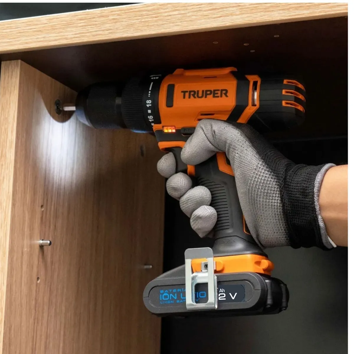 Truper - Combo taladro inalámbrico 12V +kit 19 piezas y adaptador magnetico