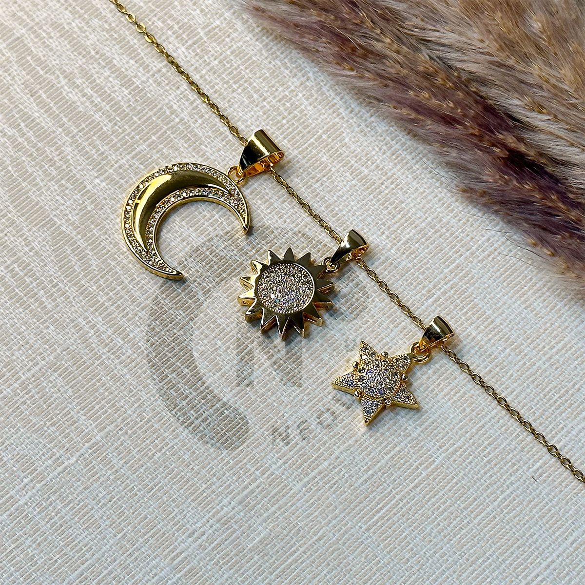 GENERICO - Collar con tres dijes de  Luna, Sol y Estrella  en acero inoxidable