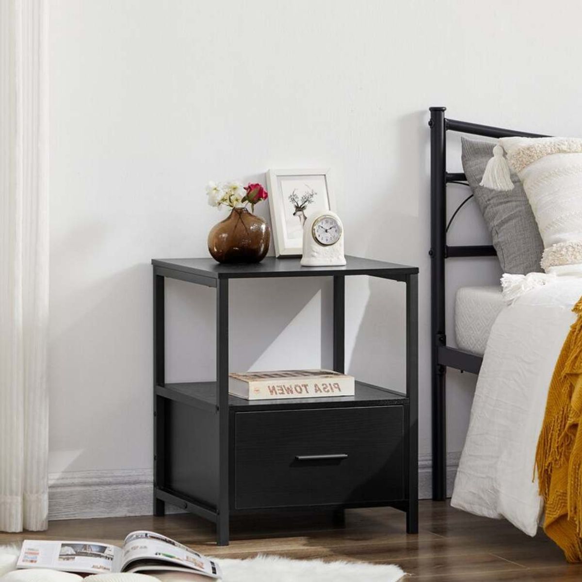 VENTITAS HOME - Velador Mesa Auxiliar Industrial Symone Negro