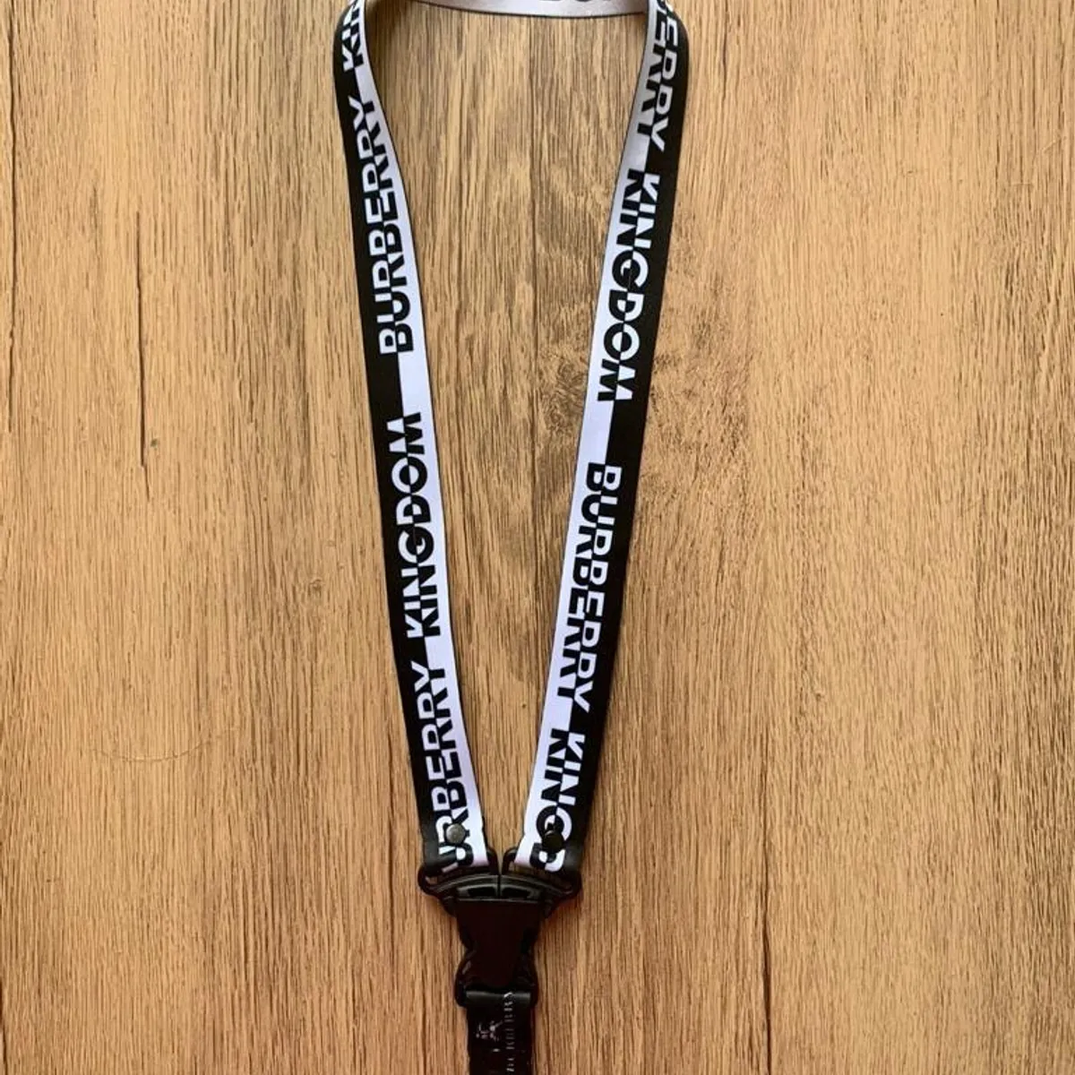 GENERICO - Llavero Burberry Kingdom Lanyard Pita Colgador Llaves