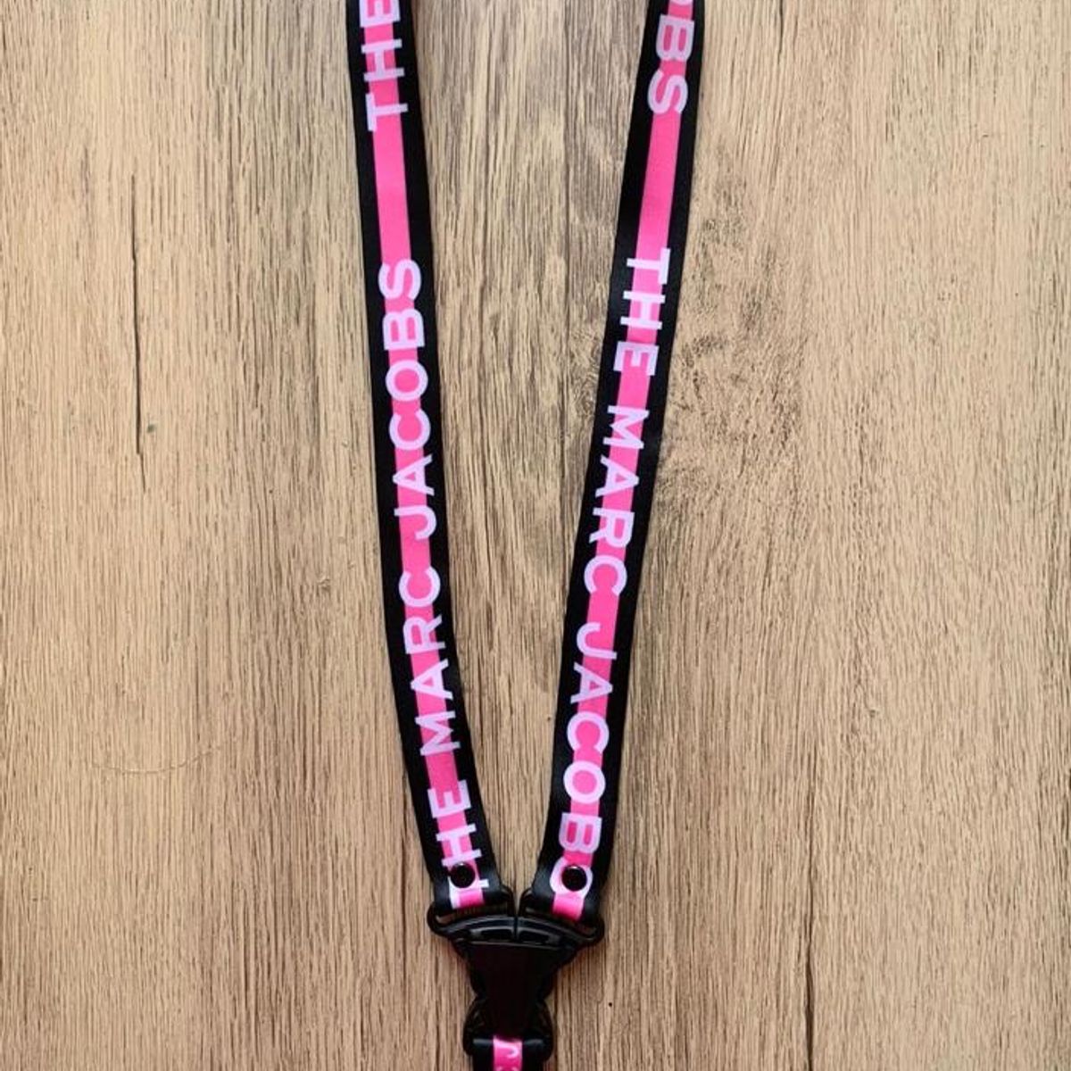 GENERICO - Llavero Marc Jacobs Lanyard Colgador de Llaves Fucsia