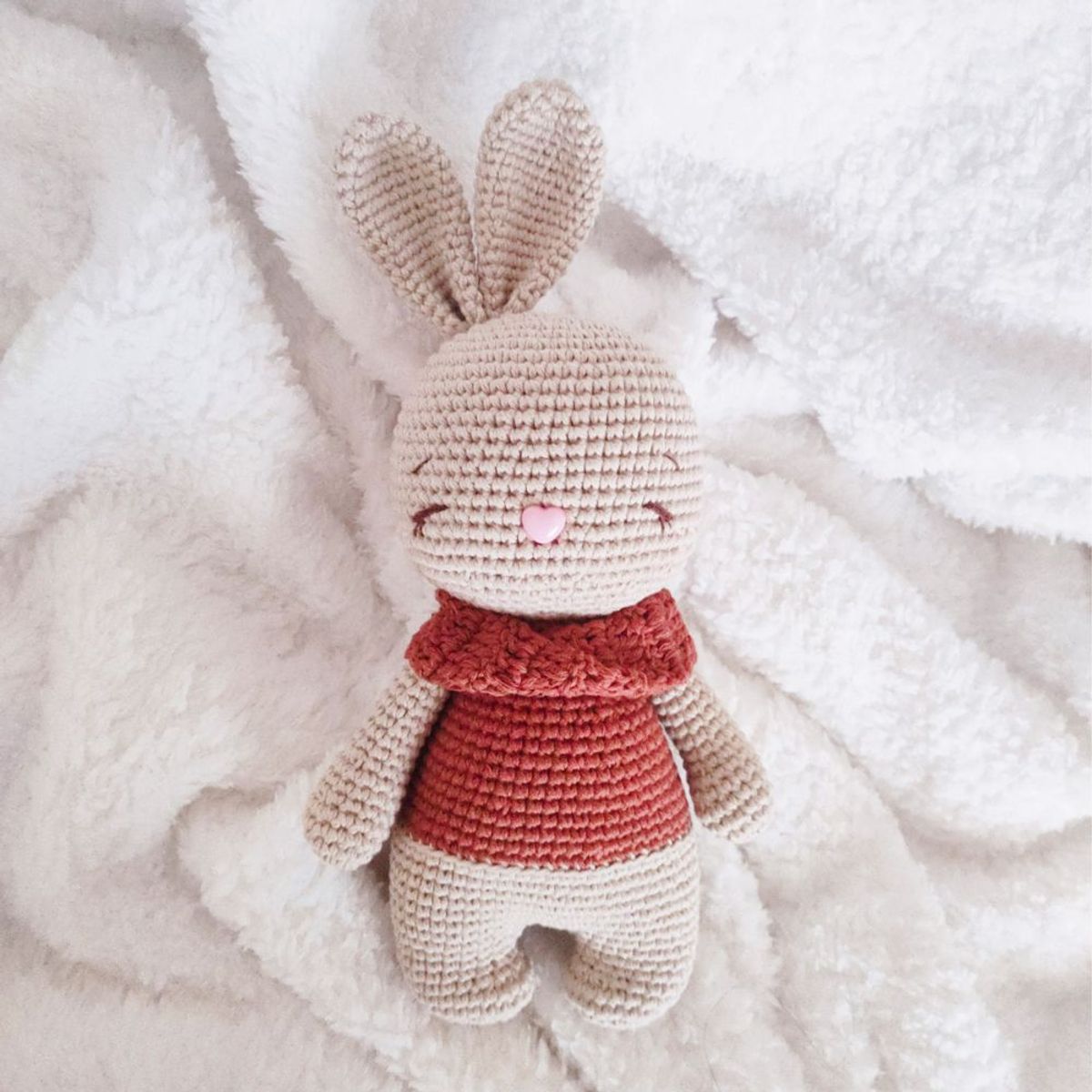 BE CRAFTY - Muñeca Peluche Juguete de Coneja Tejido en Algodón 30cm