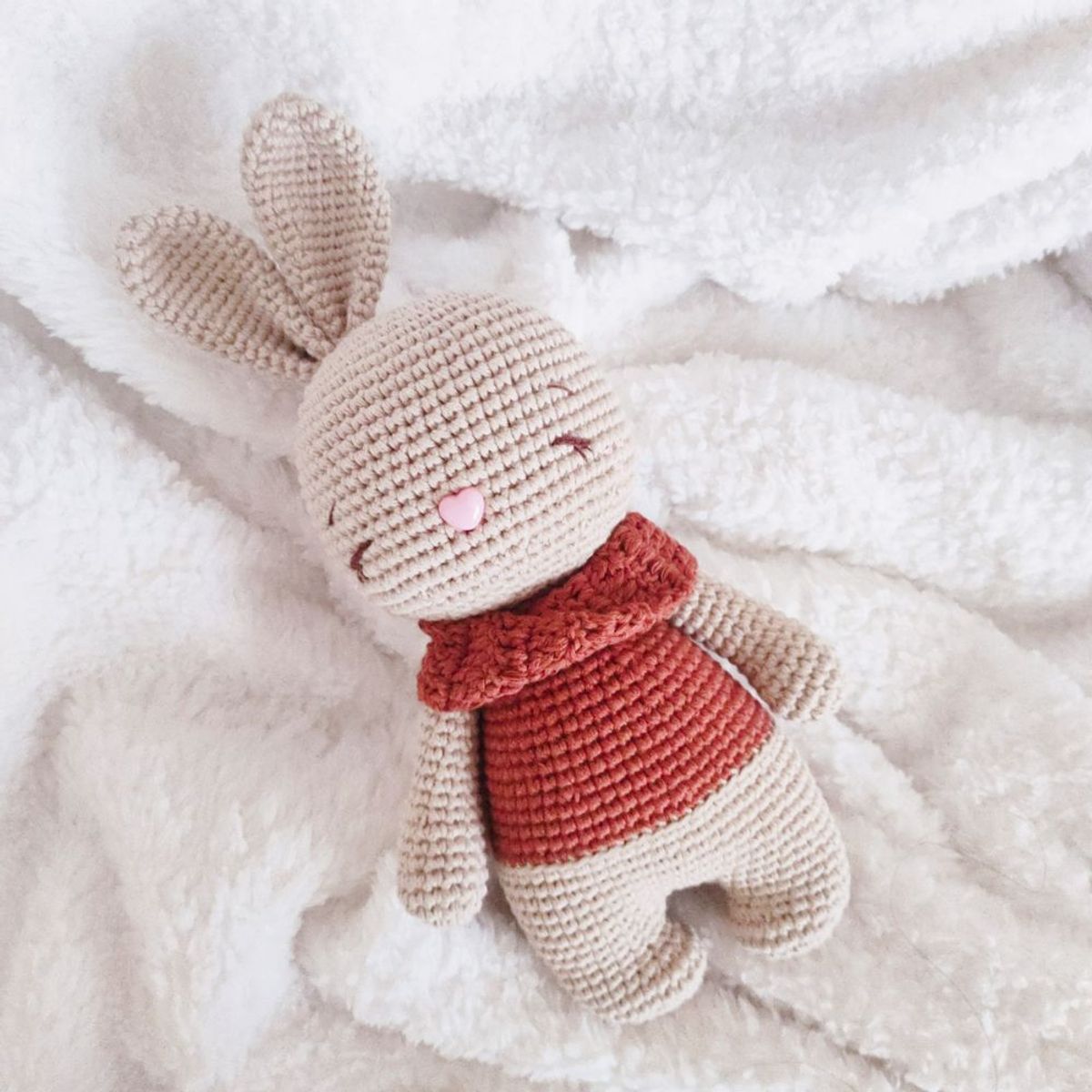 BE CRAFTY - Muñeca Peluche Juguete de Coneja Tejido en Algodón 30cm