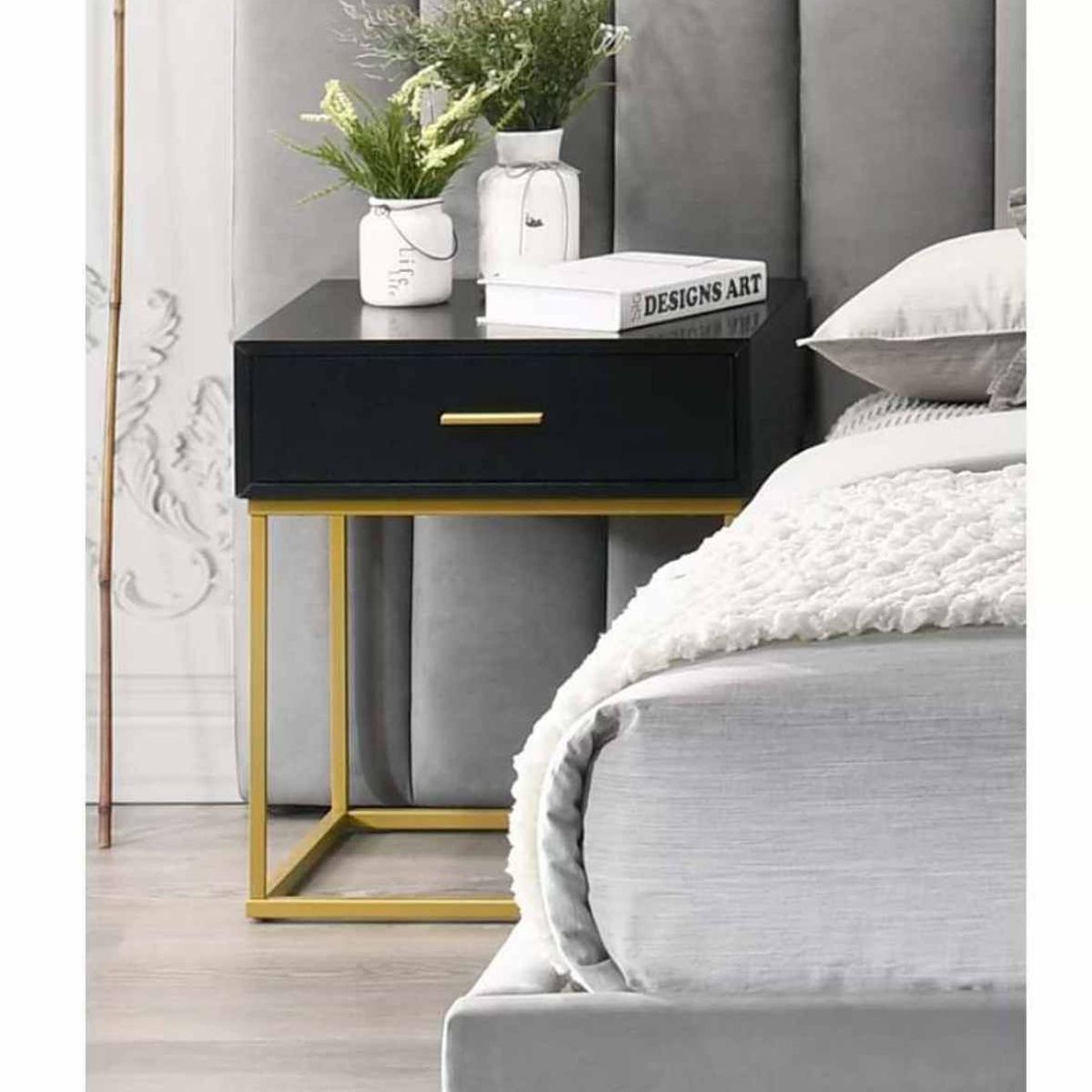 VENTITAS HOME - Mesa Auxiliar Velador Deluxe Marcia Ventitas Home Negro y Dorado