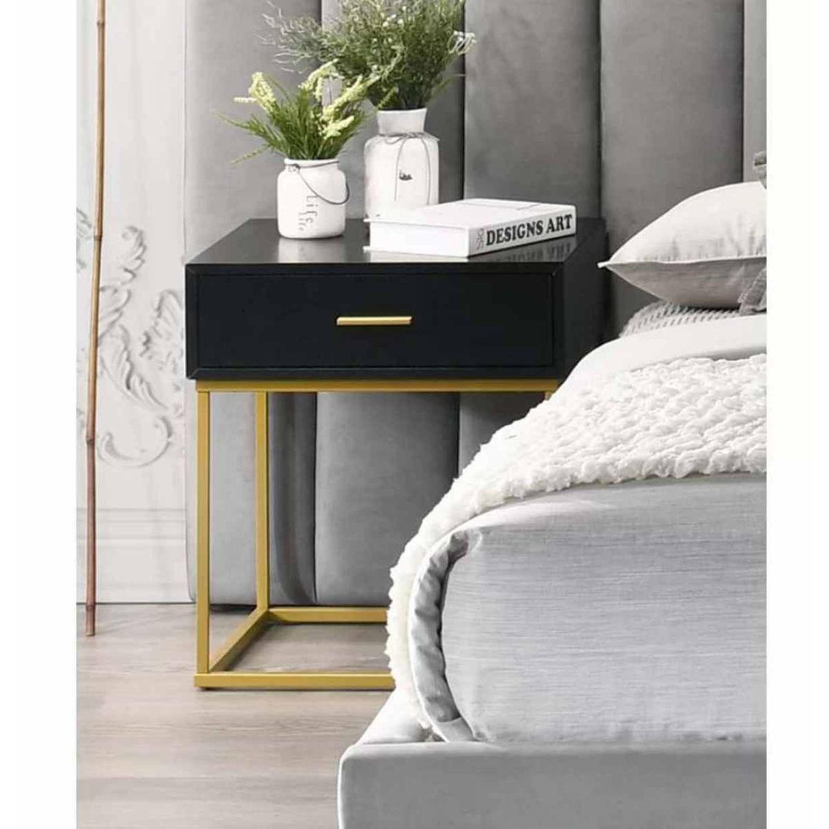 VENTITAS HOME - Mesa Auxiliar Velador Deluxe Marcia Ventitas Home Negro y Dorado