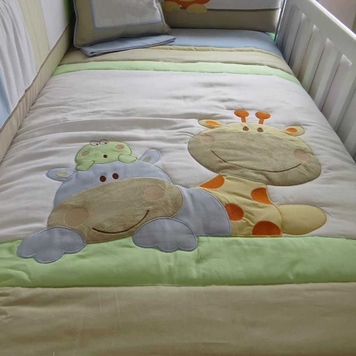 GENERICO - Set De Cuna  -  Diseño Bordado de Safari - Tricolor