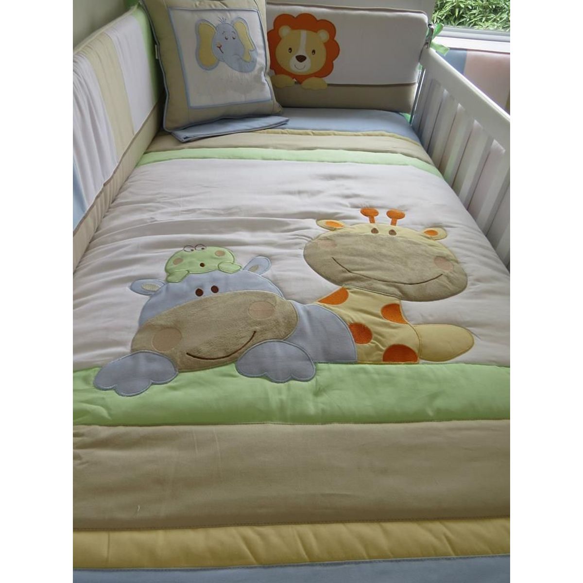 GENERICO - Set De Cuna  -  Diseño Bordado de Safari - Tricolor