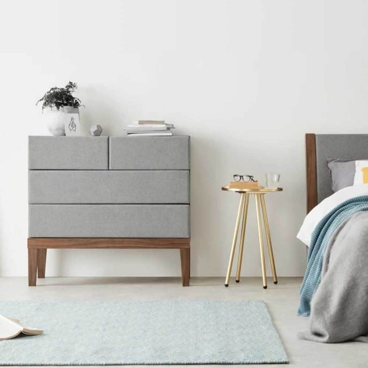 YOLODECORO - Cómoda Tapizada 4 Cajones Lansdowne Nogal y Gris Garza