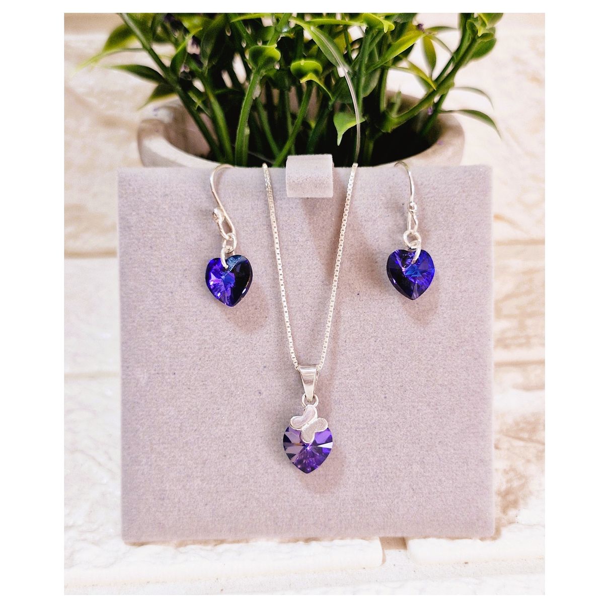 FERNANDA ROMERO JOYAS Y ACCESORIOS - Juego Corazón Tornasolado Púrpura Brillante - Plata nacional y Cristal