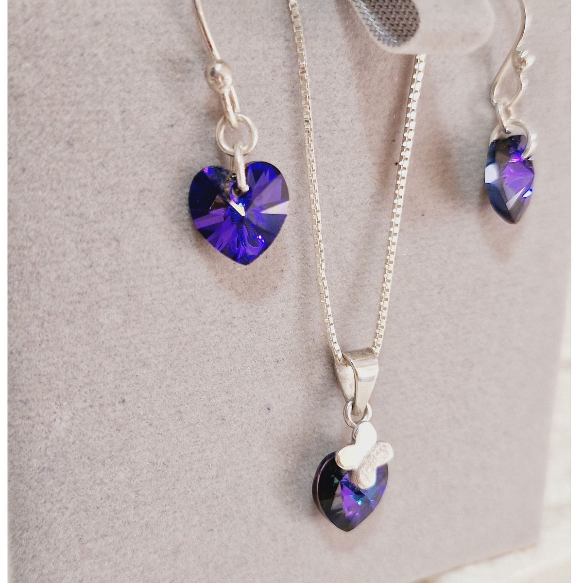 FERNANDA ROMERO JOYAS Y ACCESORIOS - Juego Corazón Tornasolado Púrpura Brillante - Plata nacional y Cristal