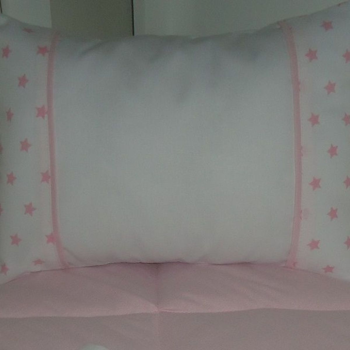 GENERICO - Almohadita de cuna para bebe diseño estrellitas rosadas.