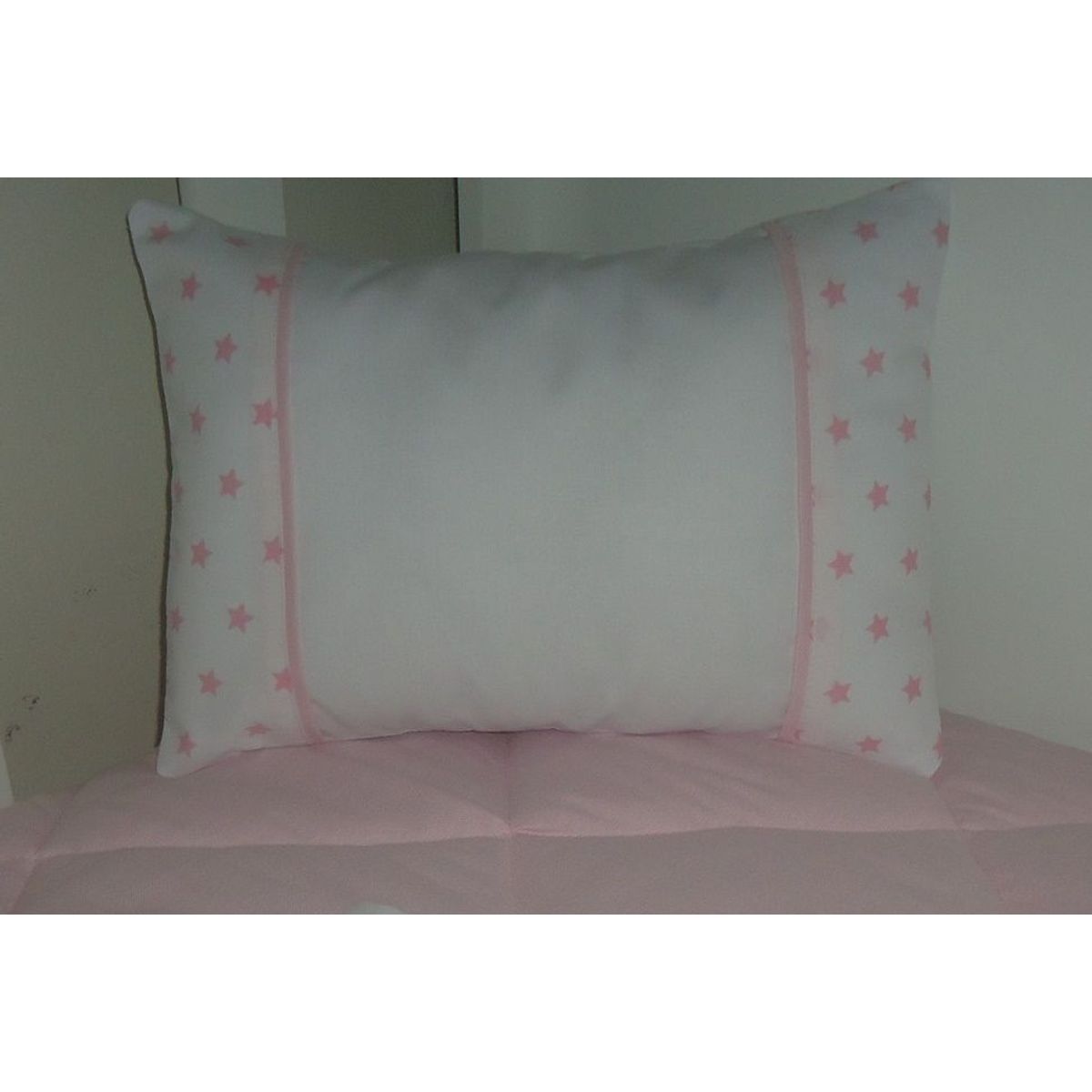 GENERICO - Almohadita de cuna para bebe diseño estrellitas rosadas.