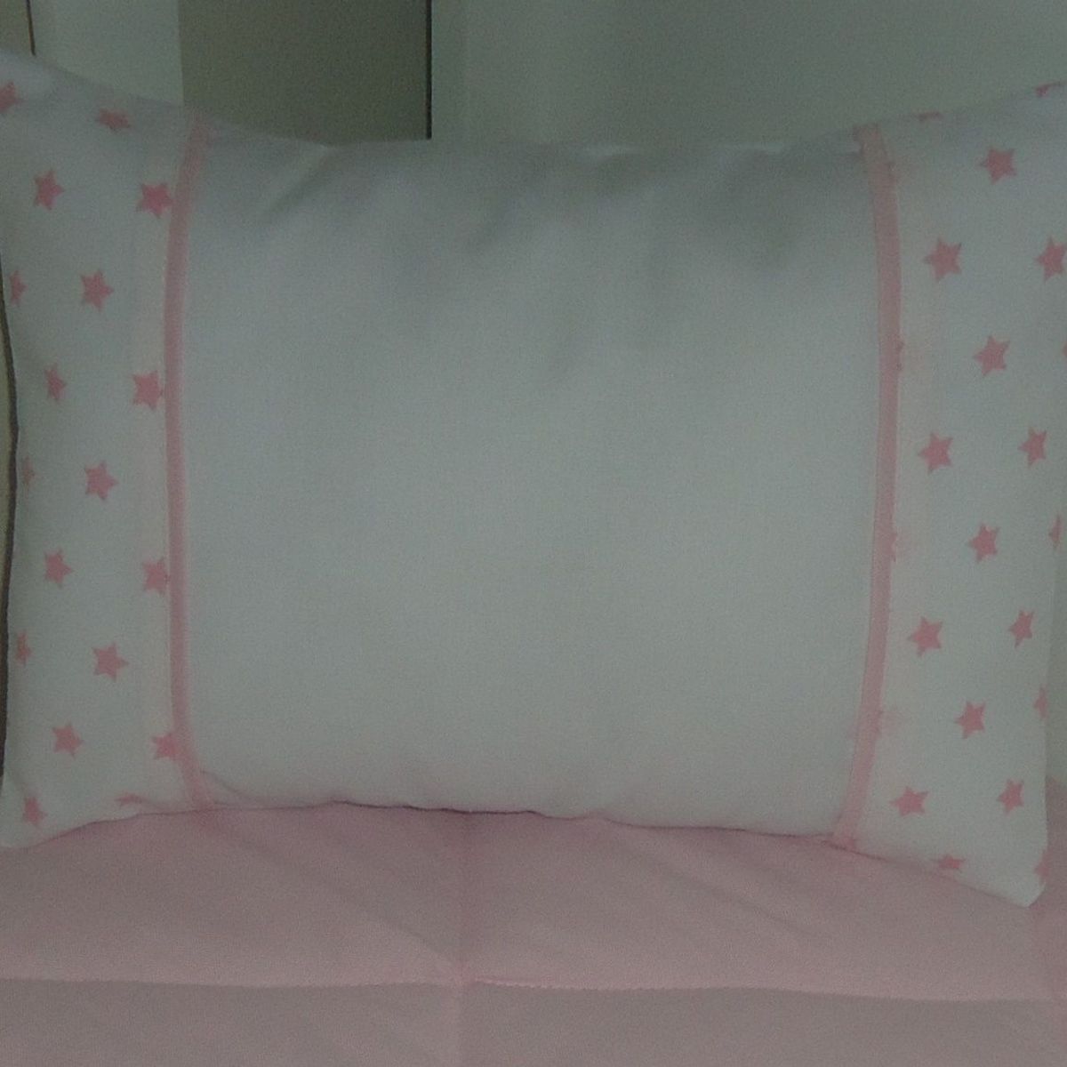 GENERICO - Almohadita de cuna para bebe diseño estrellitas rosadas.