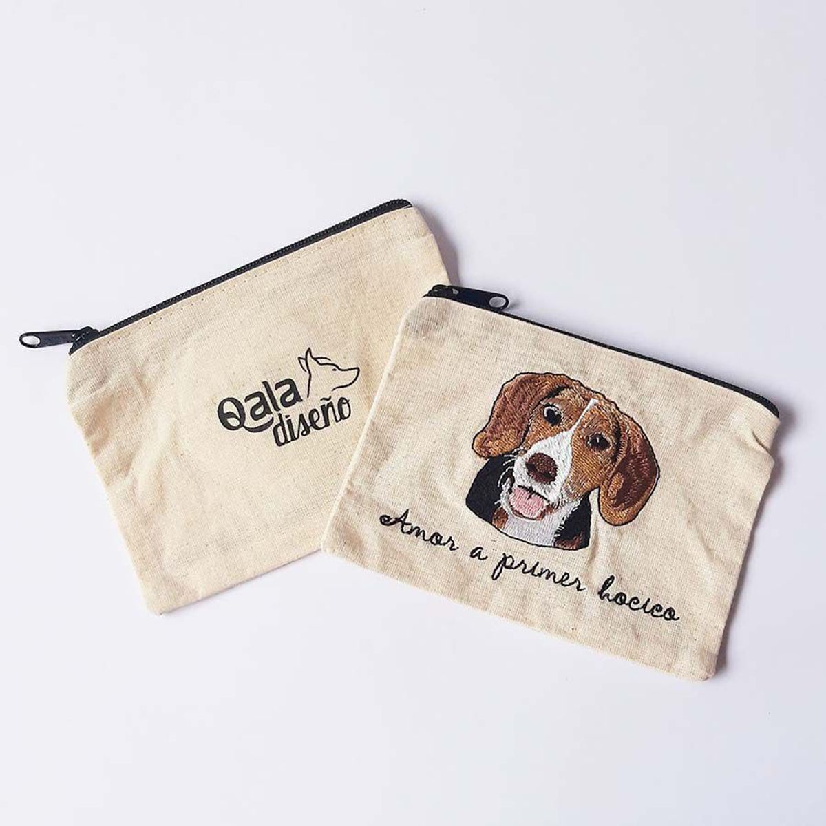 QALA DISEÑO - Monedero Bordado - Qala Diseño - Perro Beagle