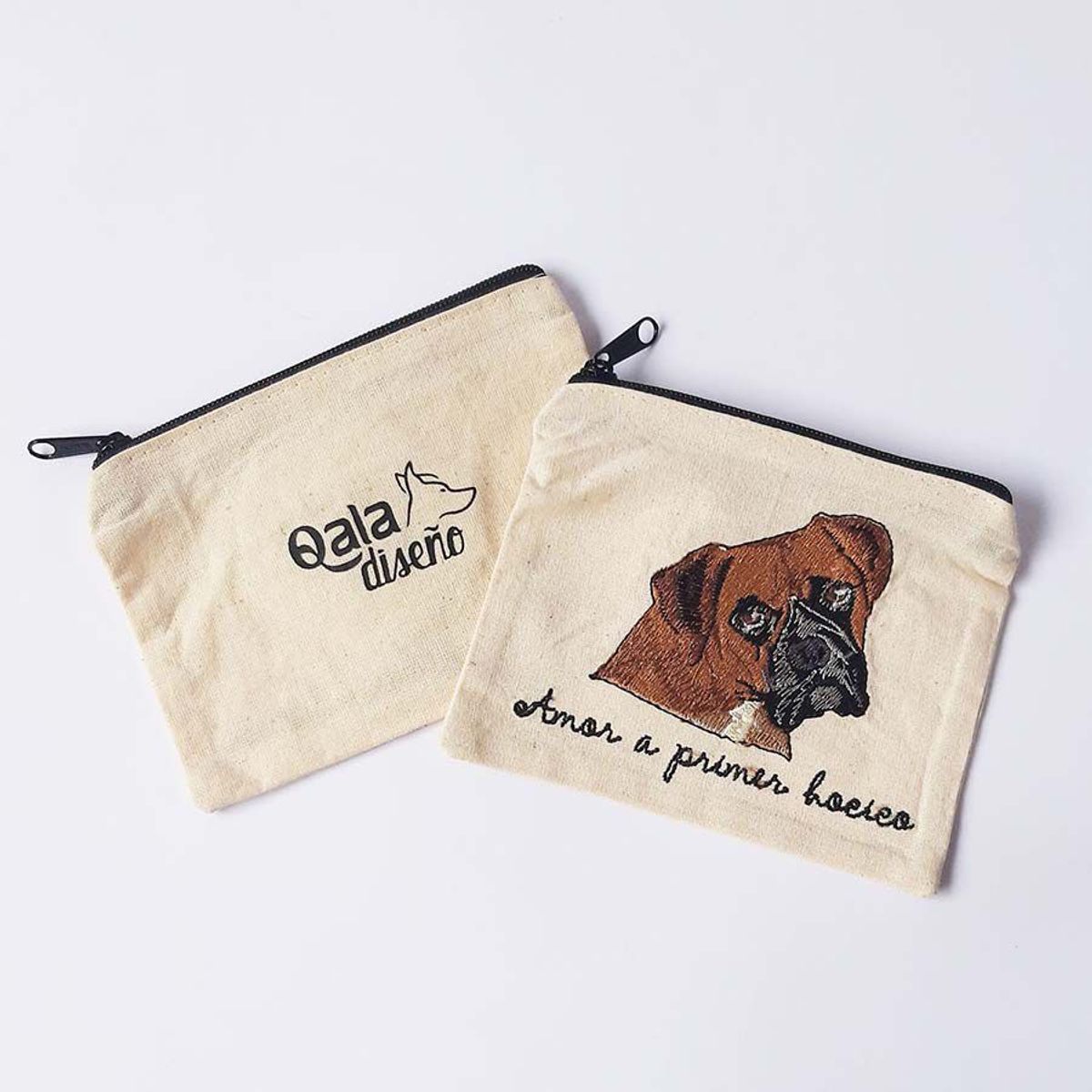 QALA DISEÑO - Monedero Bordado - Qala Diseño - Perro Bóxer