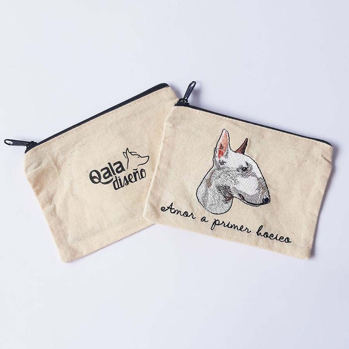 QALA DISEÑO - Monedero Bordado - Qala Diseño - Perro Bull Terrier