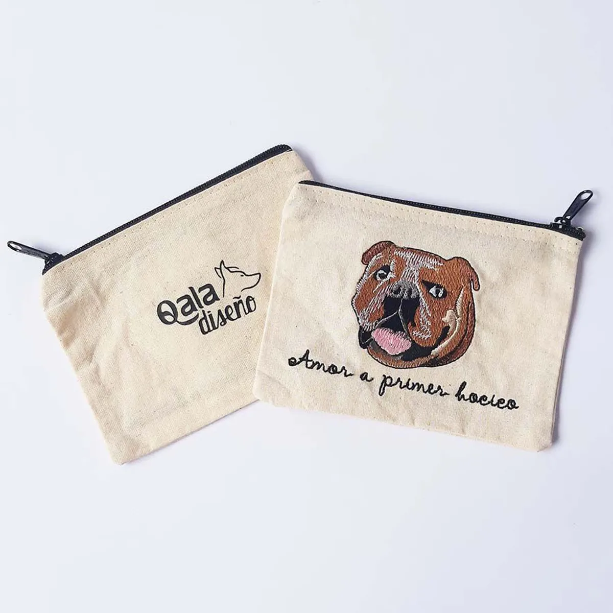 QALA DISEÑO - Monedero Bordado - Qala Diseño - Perro Bulldog Inglés