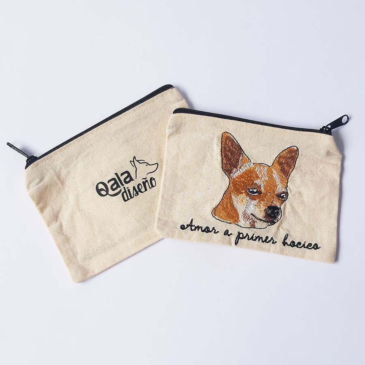 QALA DISEÑO - Monedero Bordado - Qala Diseño - Perro Chihuahua Dorado