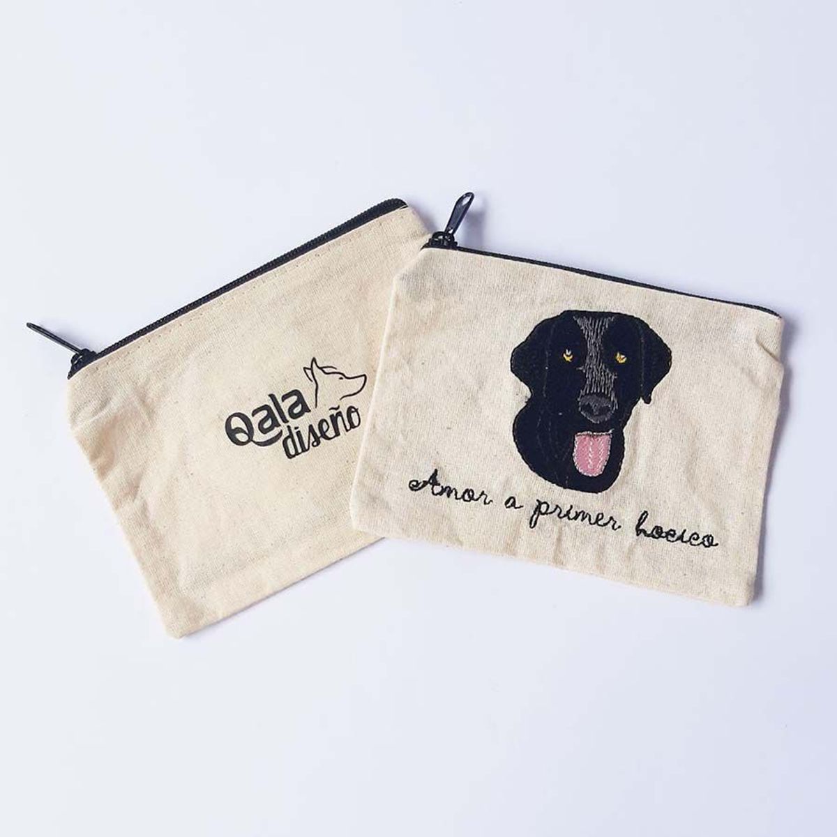 QALA DISEÑO - Monedero Bordado - Qala Diseño - Perro Labrador Negro