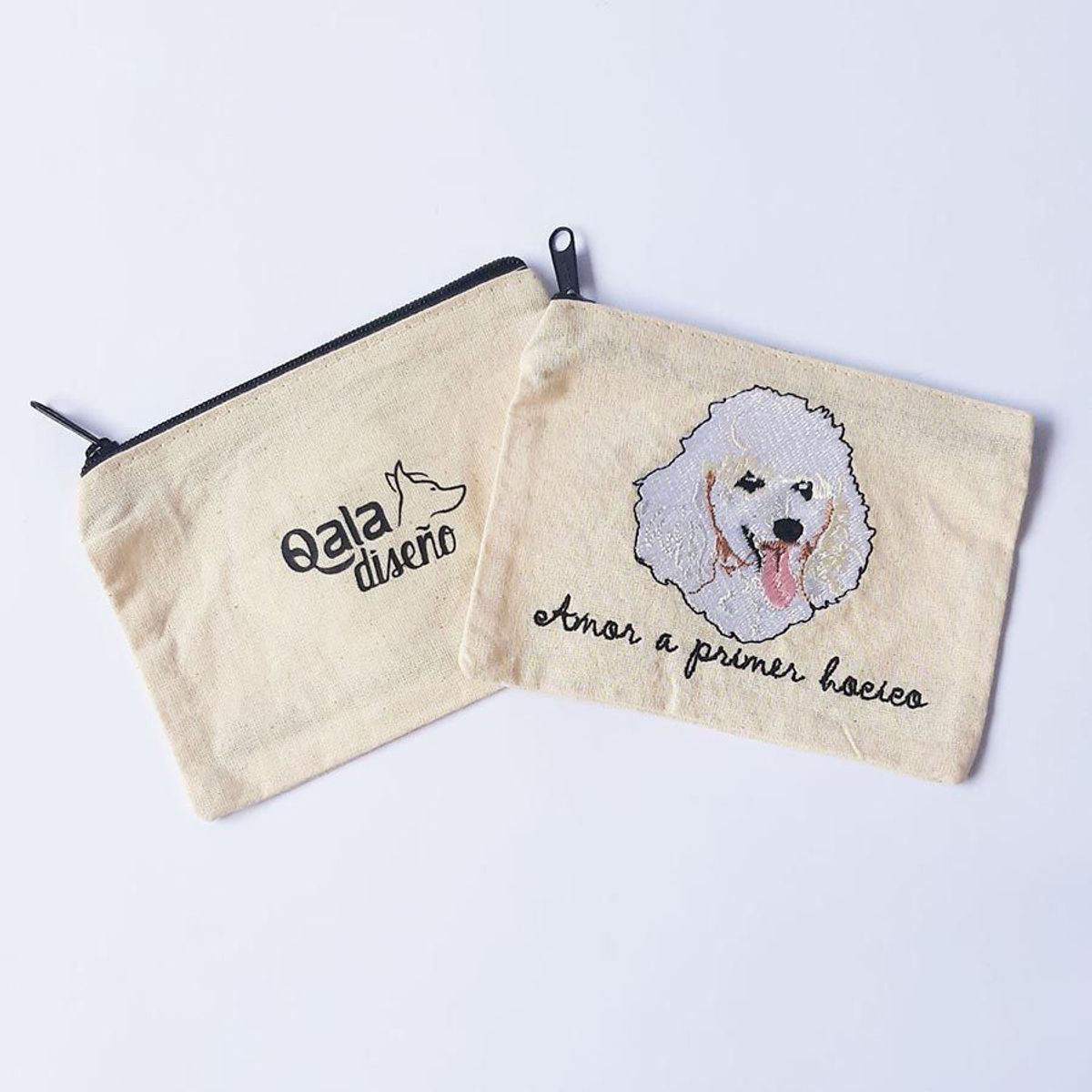QALA DISEÑO - Monedero Bordado - Qala Diseño - Perro Poodle Blanco