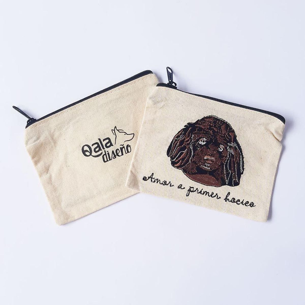 QALA DISEÑO - Monedero Bordado - Qala Diseño - Perro Poodle Negro