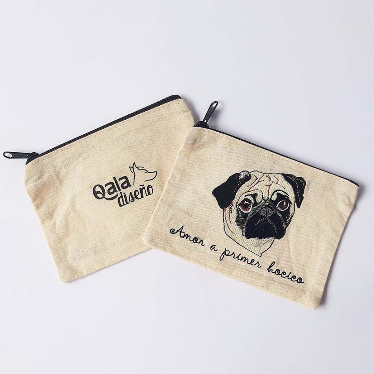 QALA DISEÑO - Monedero Bordado - Qala Diseño - Perro Pug