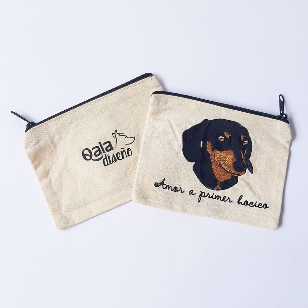 QALA DISEÑO - Monedero Bordado - Qala Diseño - Perro Salchicha Negro