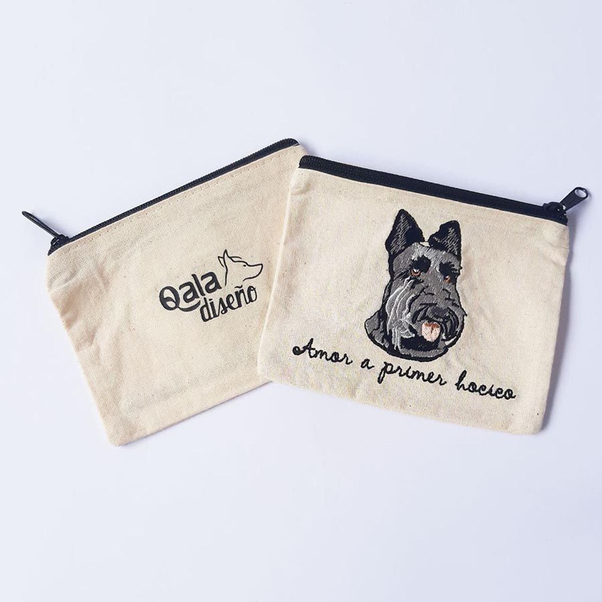 QALA DISEÑO - Monedero Bordado - Qala Diseño - Perro Scottish