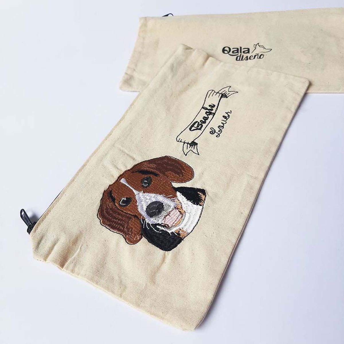 QALA DISEÑO - Cartuchera Bordada - Qala Diseño - Perro Beagle