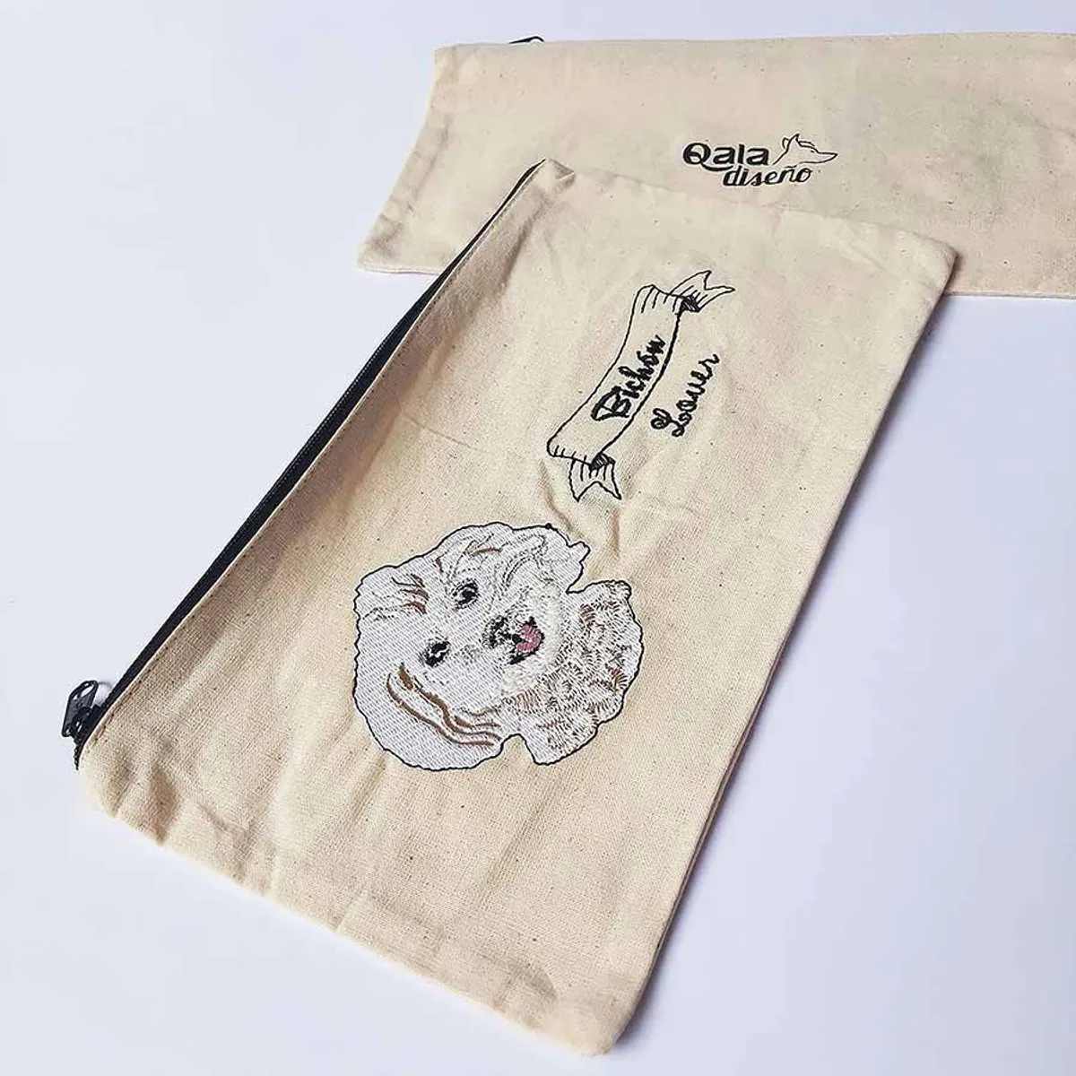 QALA DISEÑO - Cartuchera Bordada - Qala Diseño - Perro Bichón Frisé