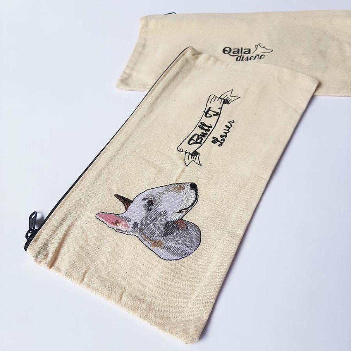 QALA DISEÑO - Cartuchera Bordada - Qala Diseño - Perro Bull Terrier