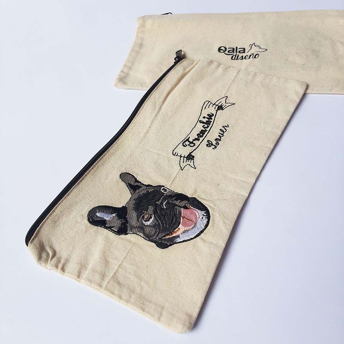 QALA DISEÑO - Cartuchera Bordada - Qala Diseño - Perro Bulldog Francés