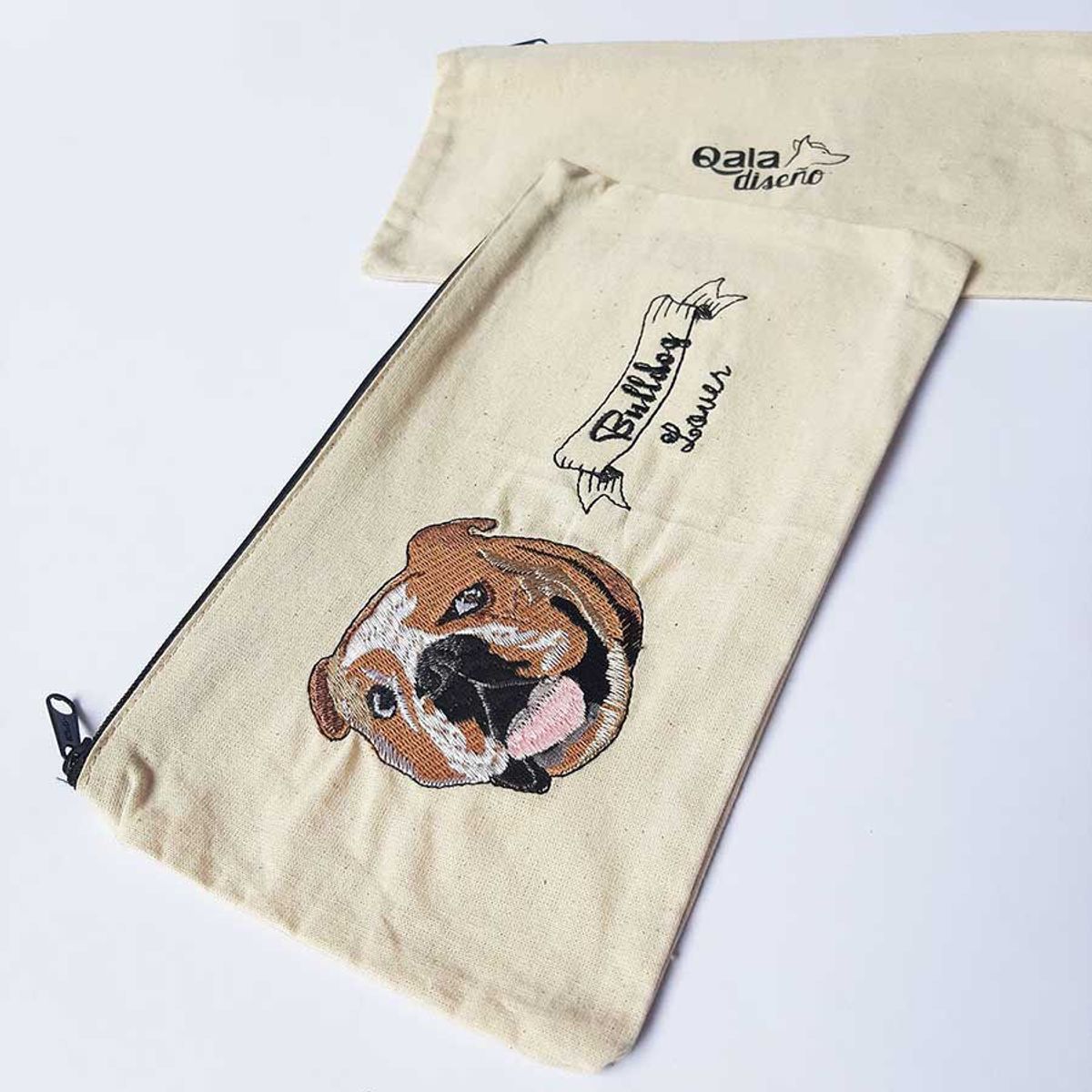 QALA DISEÑO - Cartuchera Bordada - Qala Diseño - Perro Bulldog Inglés
