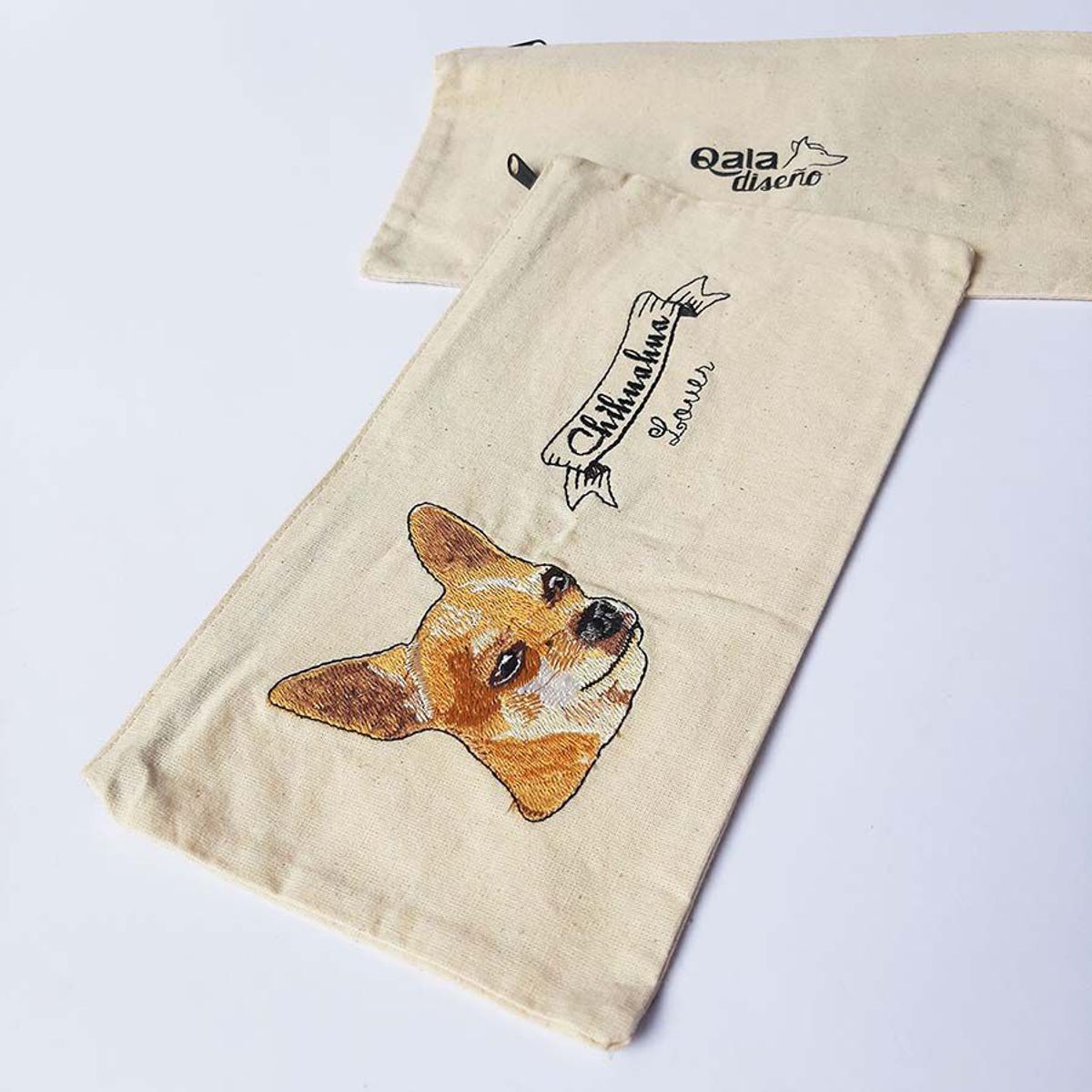 QALA DISEÑO - Cartuchera Bordada - Qala Diseño - Perro Chihuahua
