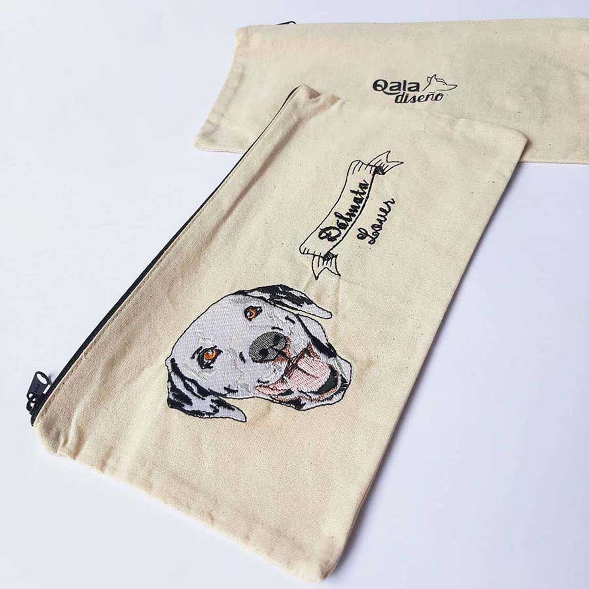 QALA DISEÑO - Cartuchera Bordada - Qala Diseño - Perro Dálmata