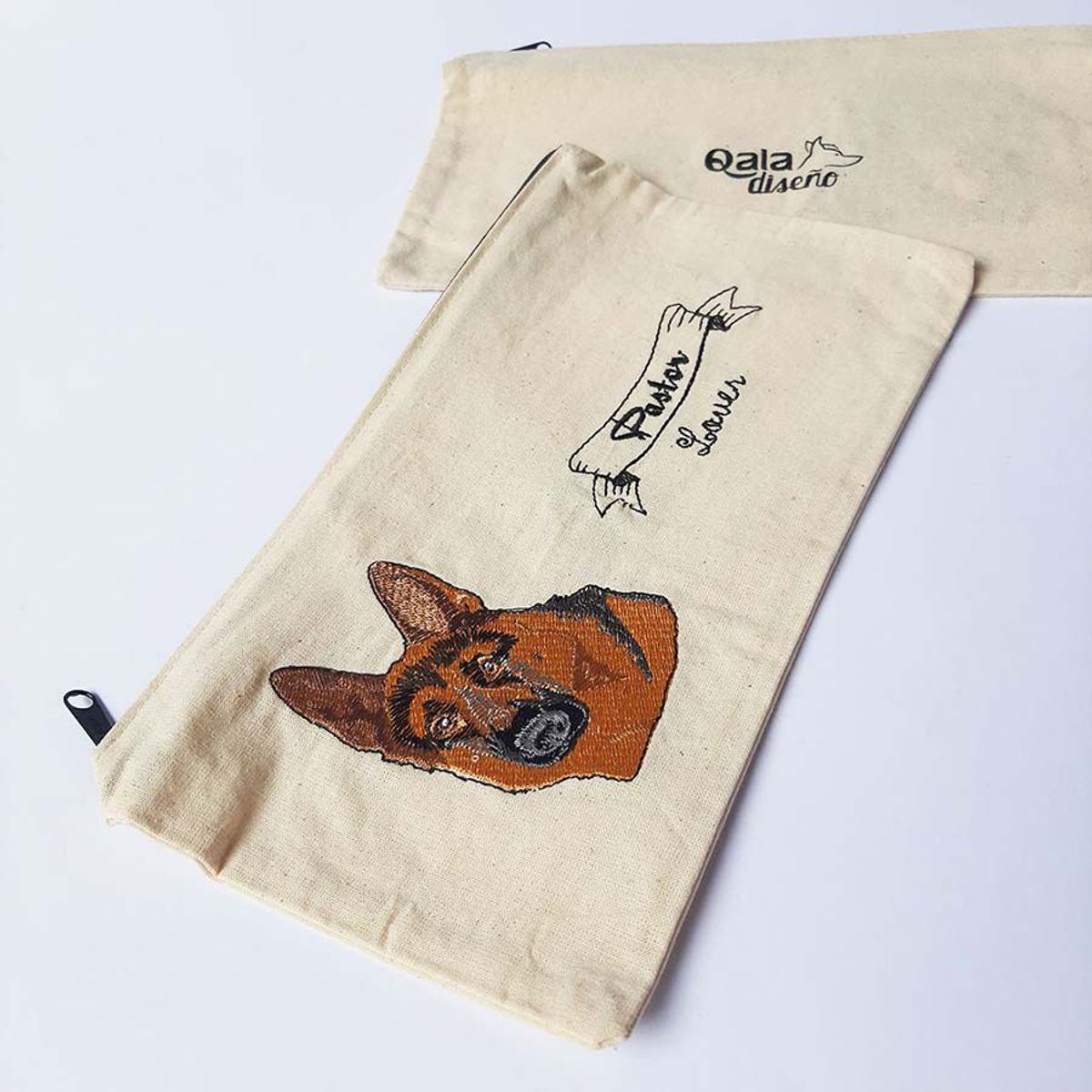 QALA DISEÑO - Cartuchera Bordada - Qala Diseño - Perro Pastor Alemán