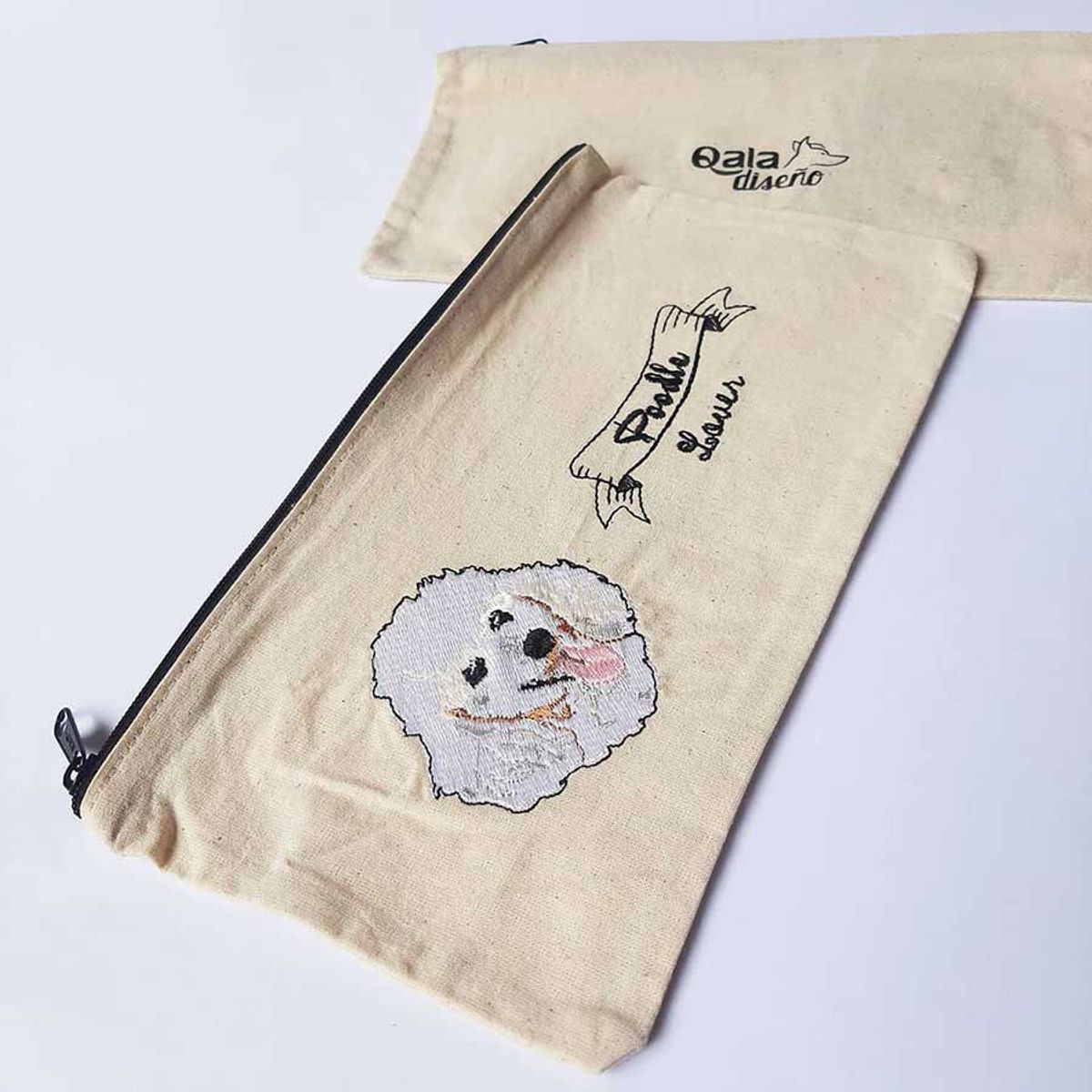 QALA DISEÑO - Cartuchera Bordada - Qala Diseño - Perro Poodle Blanco