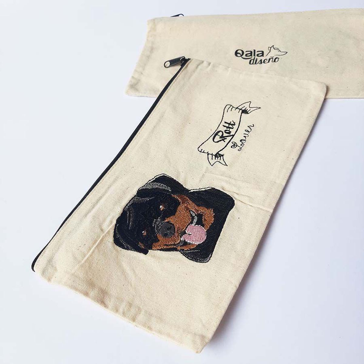 QALA DISEÑO - Cartuchera Bordada - Qala Diseño - Perro Rottweiler