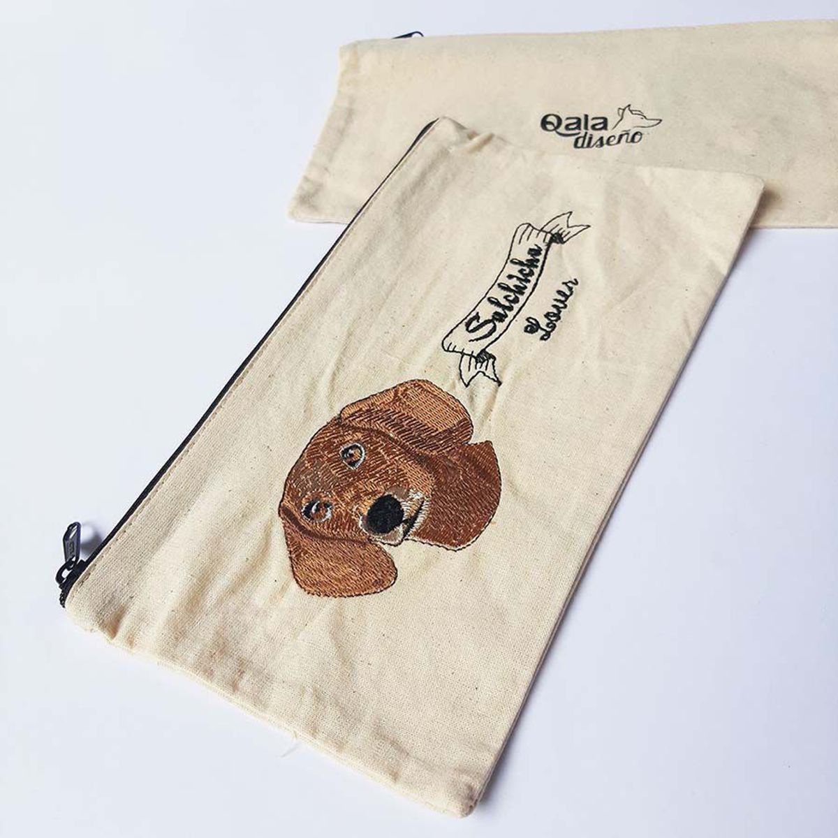 QALA DISEÑO - Cartuchera Bordada - Qala Diseño - Perro Salchicha Dachshund