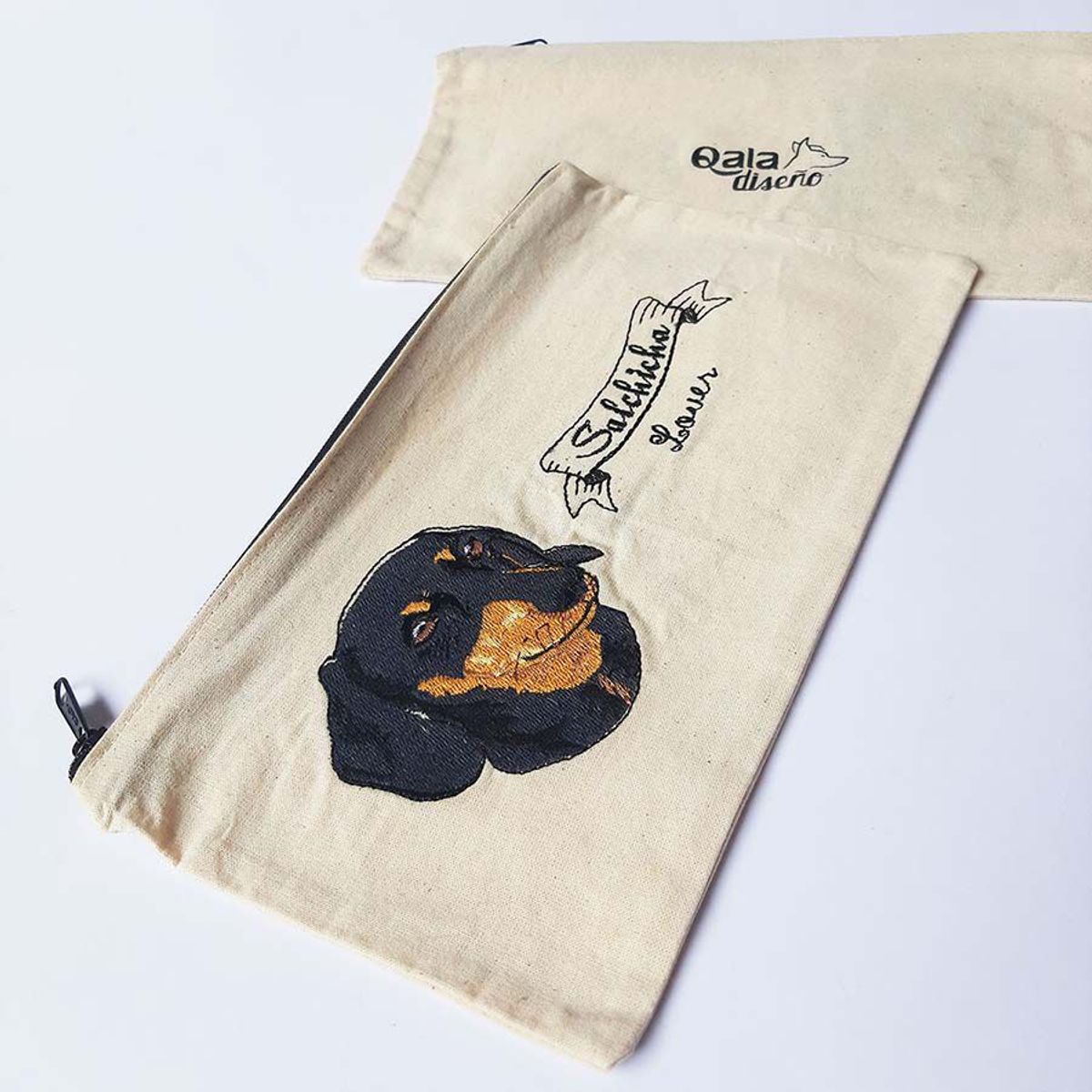 QALA DISEÑO - Cartuchera Bordada - Qala Diseño - Perro Salchicha Negro