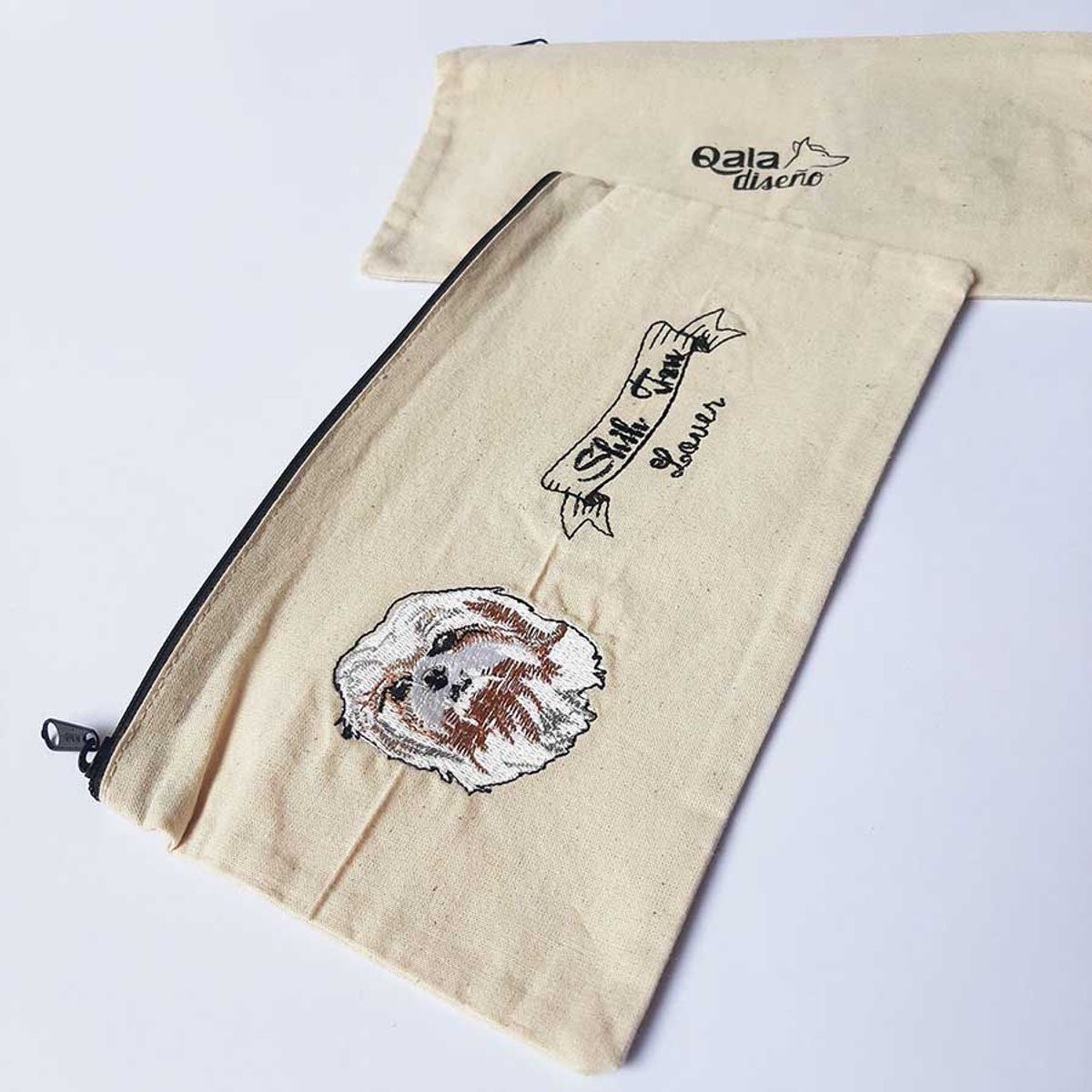 QALA DISEÑO - Cartuchera Bordada - Qala Diseño - Perro Shih Tzu