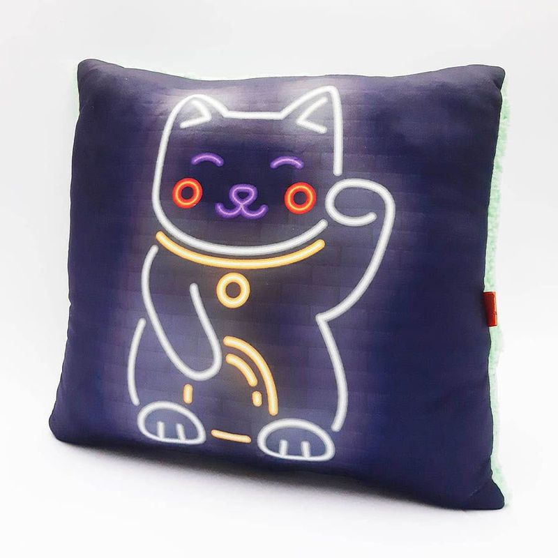 QALA DISEÑO - Almohada Decorativa - Qala Diseño - Gato de la suerte - Maneki-neko