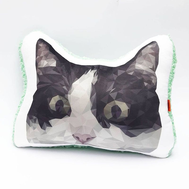 QALA DISEÑO - Almohada Decorativa - Qala Diseño - Gato Tuxedo Low Poly